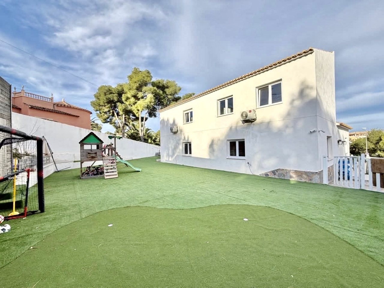 Villa en Villamartin, Alicante, España 6 dormitorios, 218 m2 No. 198976