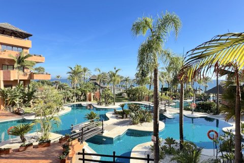 Apartment à Estepona, Malaga, Espagne 2 chambres, 210 m2 No. 166132