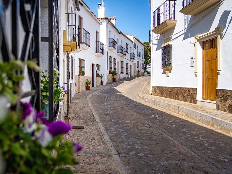 Qué es el 'Champagne Impact': un fenómeno que explica por qué en España no se compran tantos pisos como antes