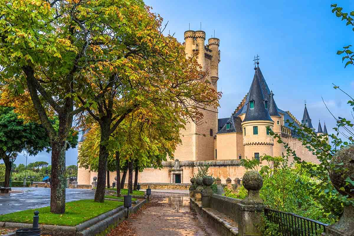 5 Must-See Places to Visit in Spain 5 Must-See Places to Visit in Spain