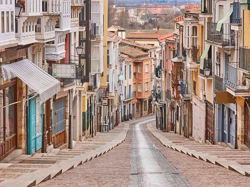 La exclusiva capital de provincia en España donde el valor de la vivienda disminuyó en 2022