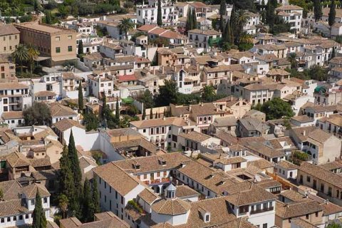 How the rich take advantage of the situation of a gradually collapsing real estate market