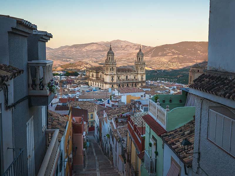Adiós al alquiler: CaixaBank dona 1.000 pisos y chalets por menos de 30.000 euros