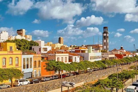 Almost all over Spain, foreigners are more likely to look for houses to rent than to buy