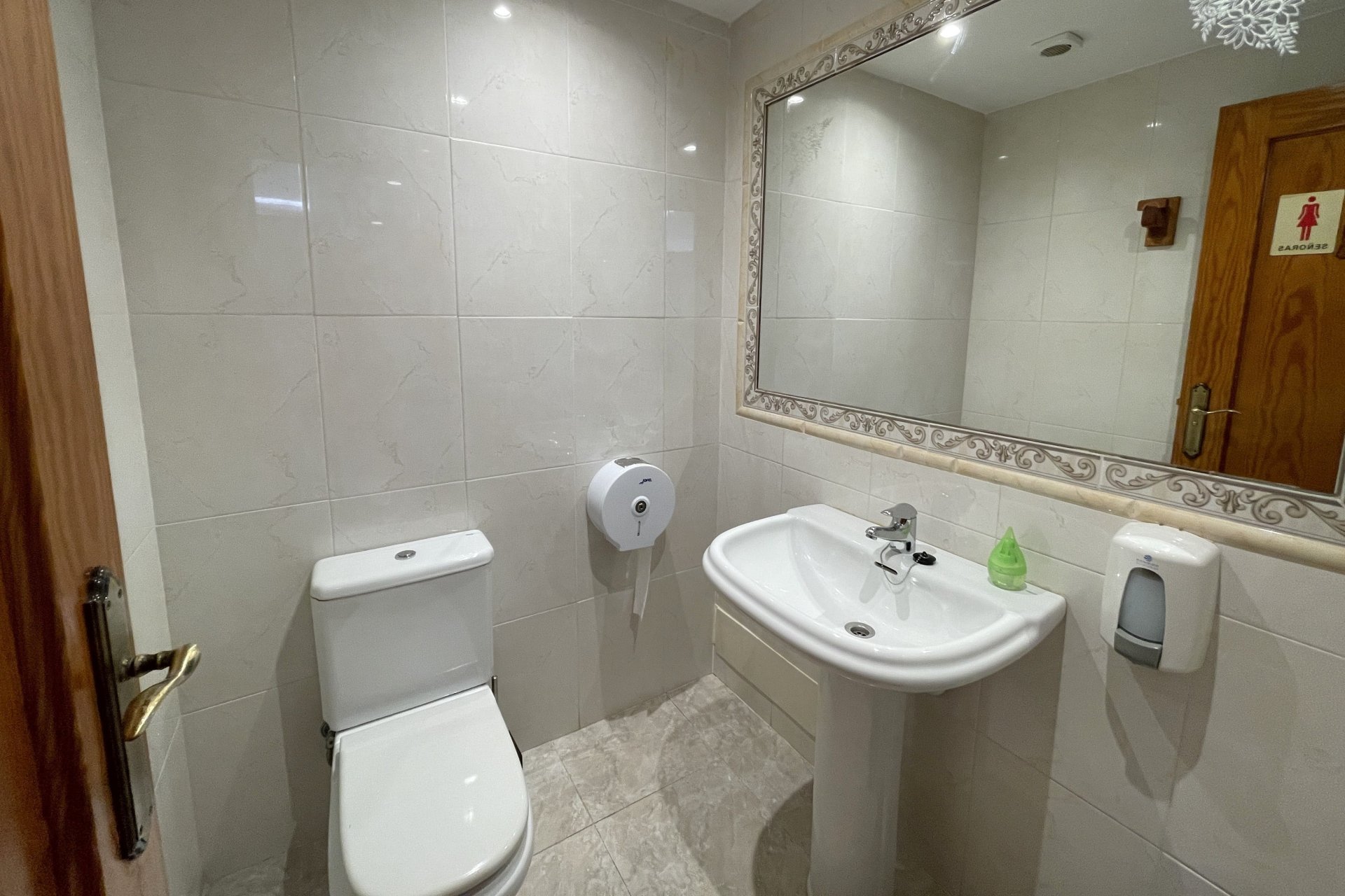 Commercial property à Port D'andratx, Mallorca, Espagne 200 m2 No. 102163