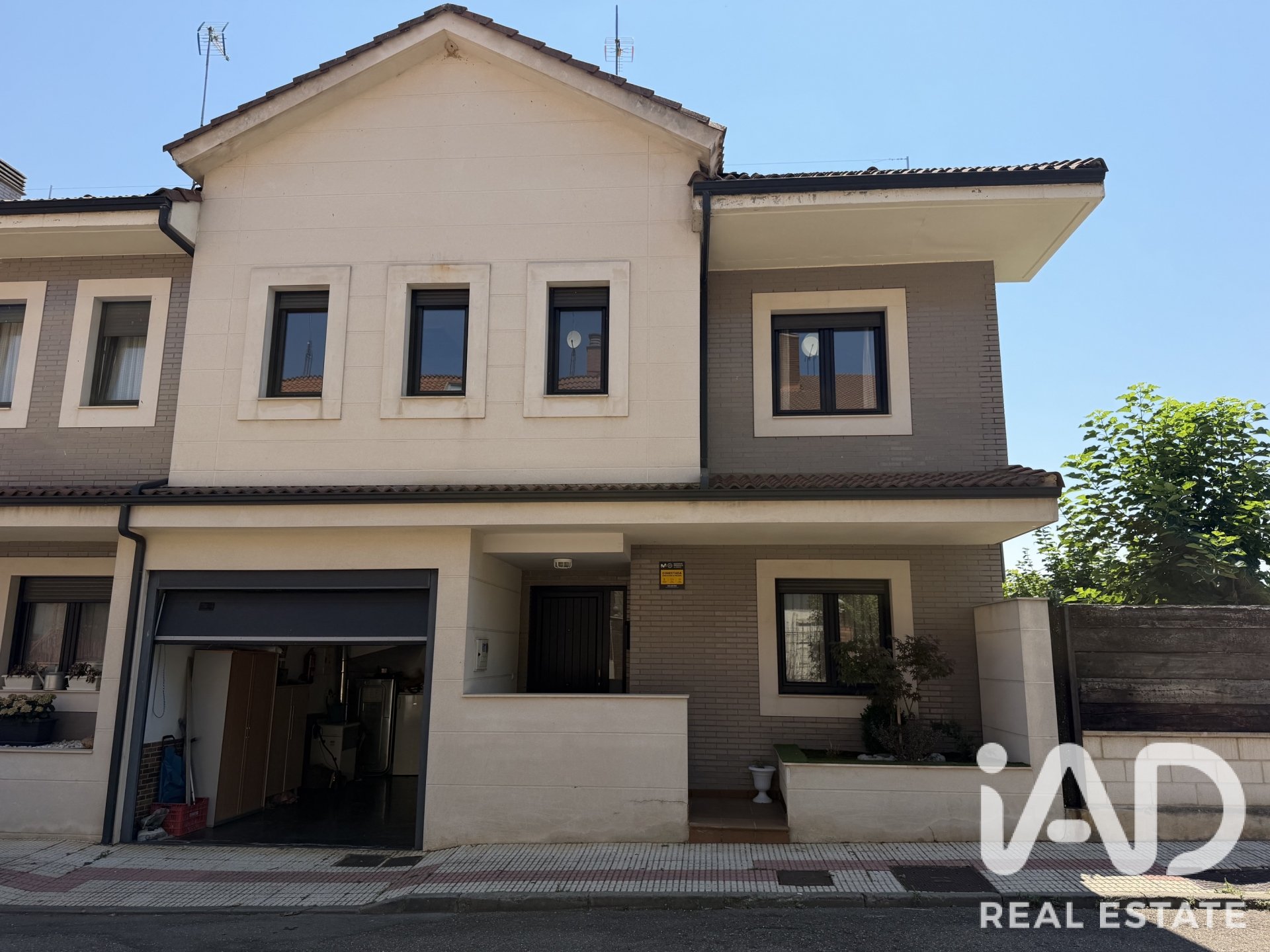 Townhouse in Valverde de la Virgen, Leon, Spain 5 bedrooms, 250 sq.m. No. 196597