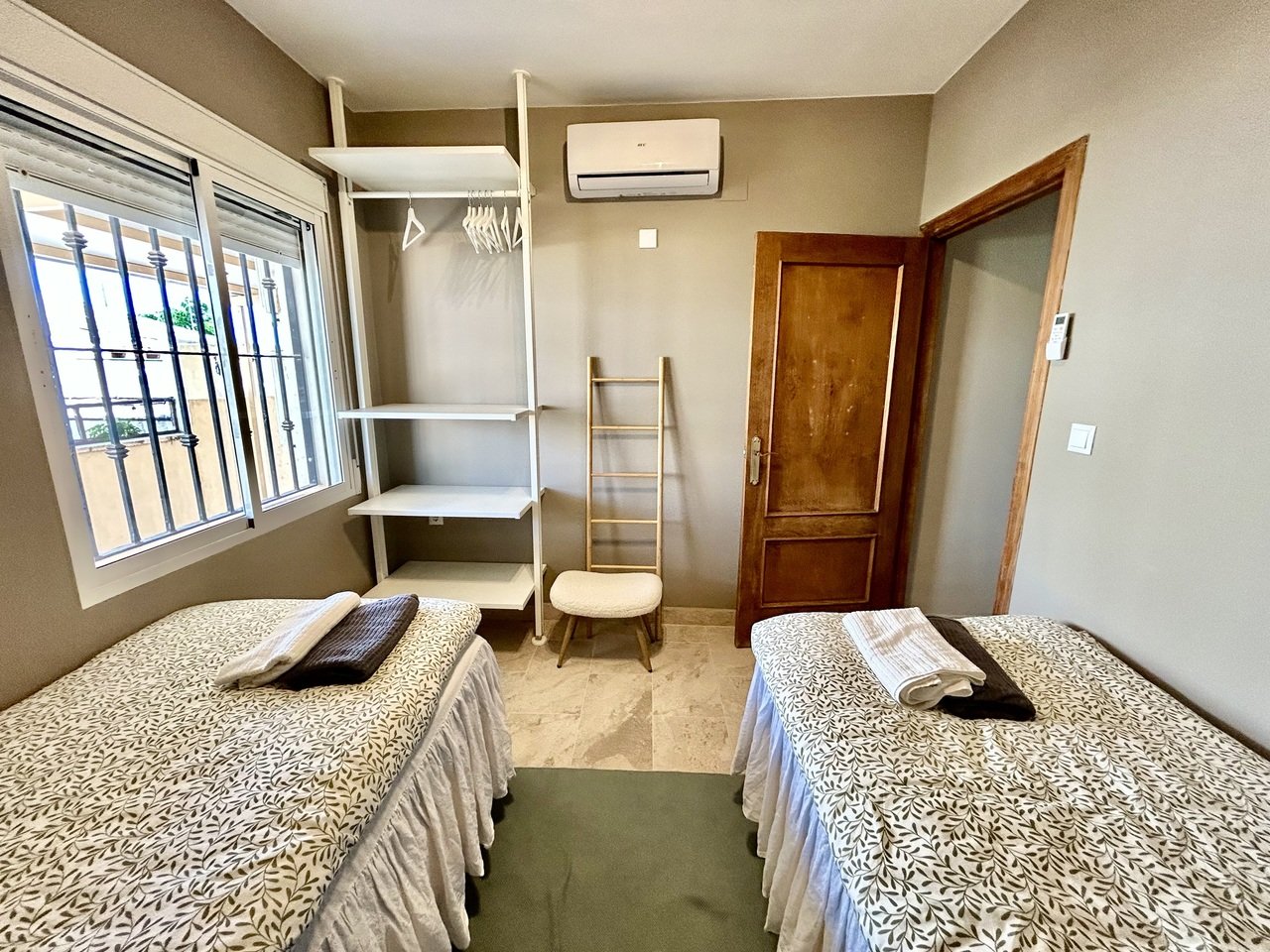 Huvila La Zenia, Alicante, Espanja 5 makuuhuonetta, 238 m2 No. 190118
