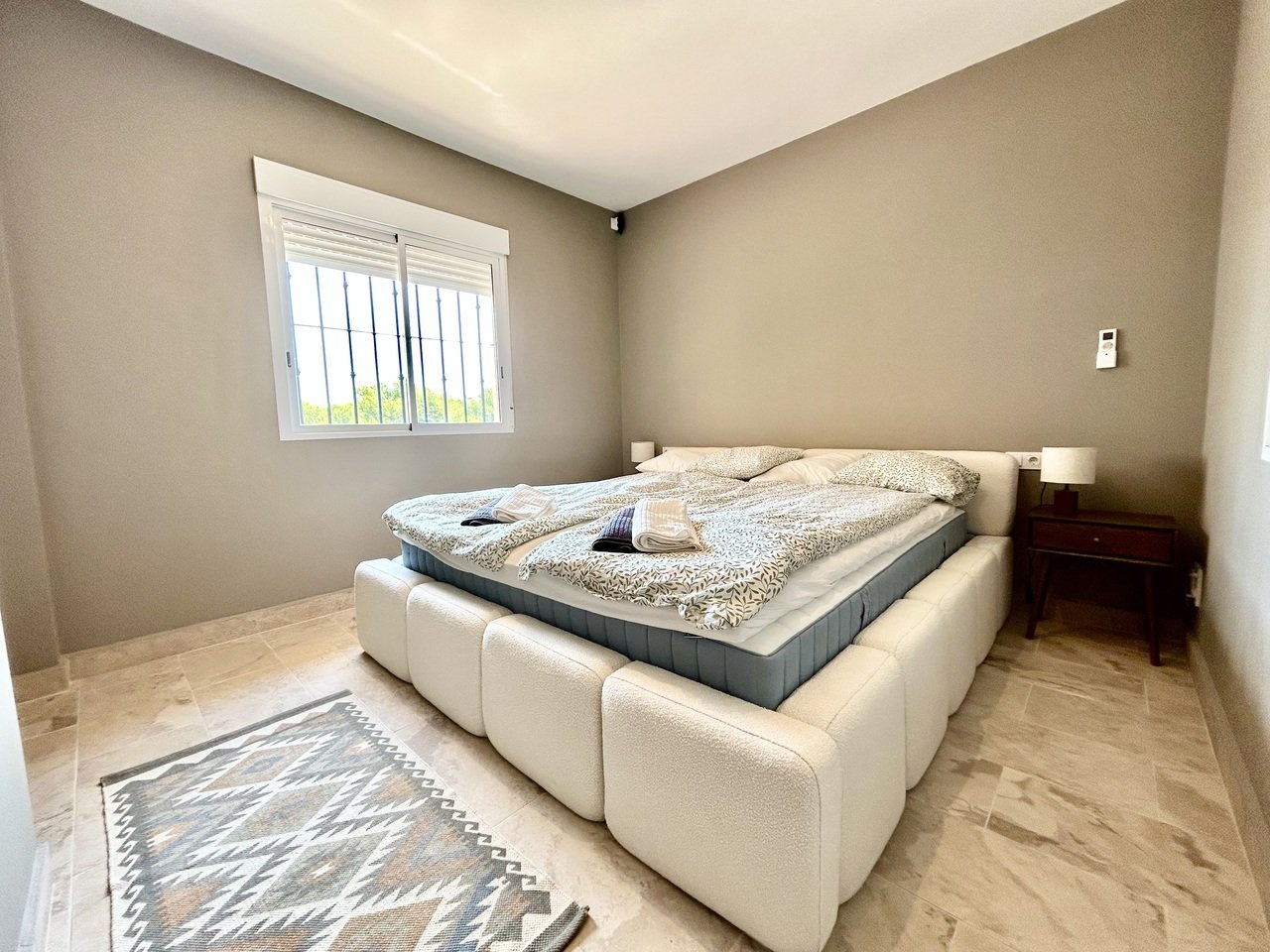 Huvila La Zenia, Alicante, Espanja 5 makuuhuonetta, 238 m2 No. 190118