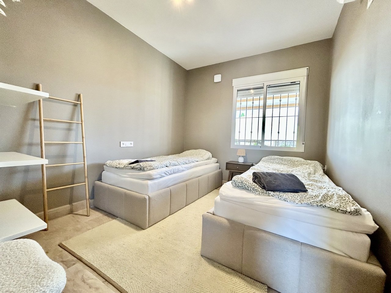 Huvila La Zenia, Alicante, Espanja 5 makuuhuonetta, 238 m2 No. 190118