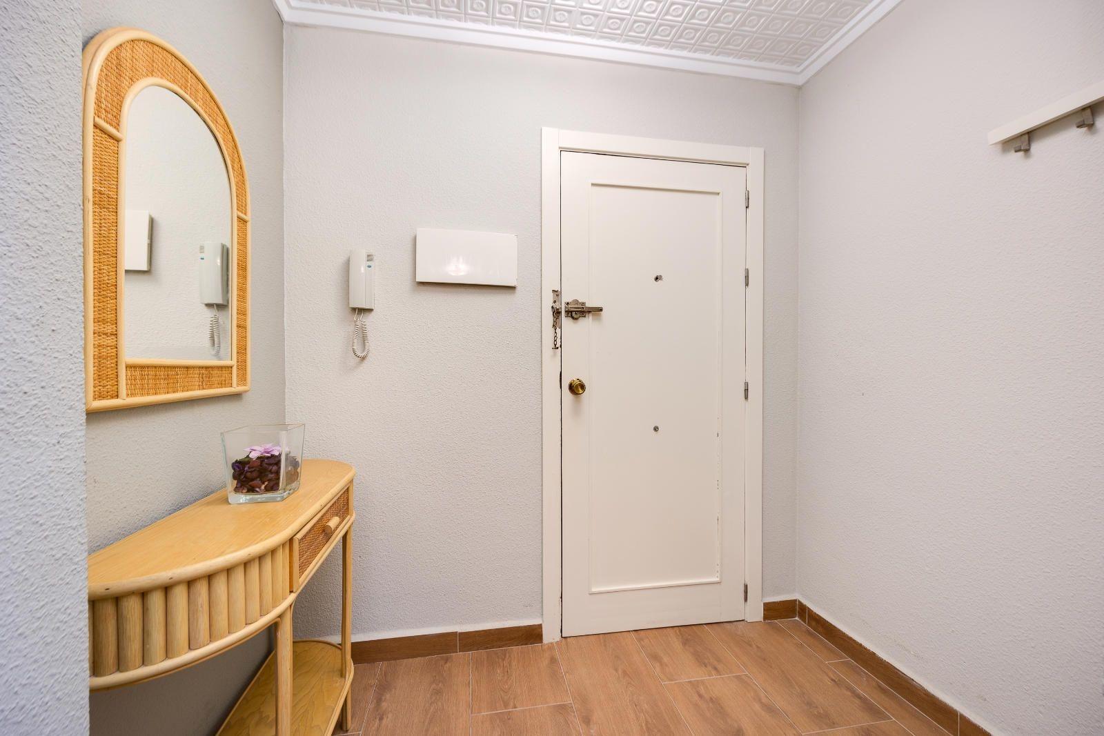 Apartamento en Torrevieja, Alicante, España 2 dormitorios, 115 m2 No. 189132