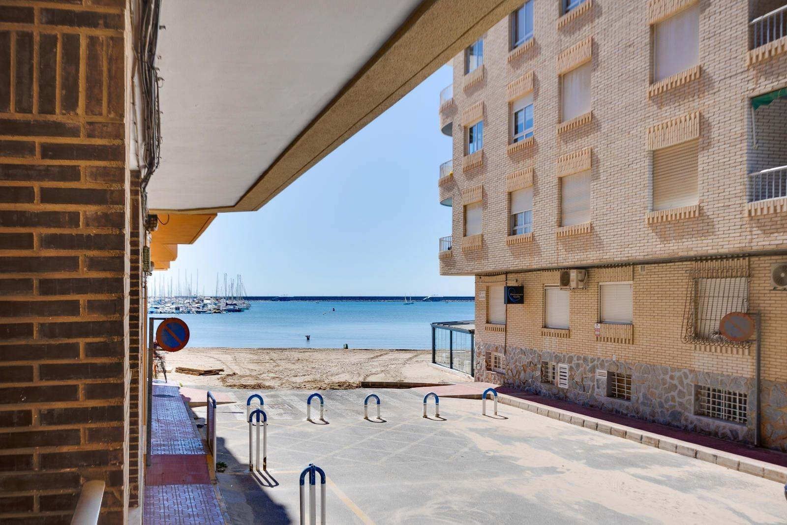 Apartamento en Torrevieja, Alicante, España 2 dormitorios, 115 m2 No. 189132