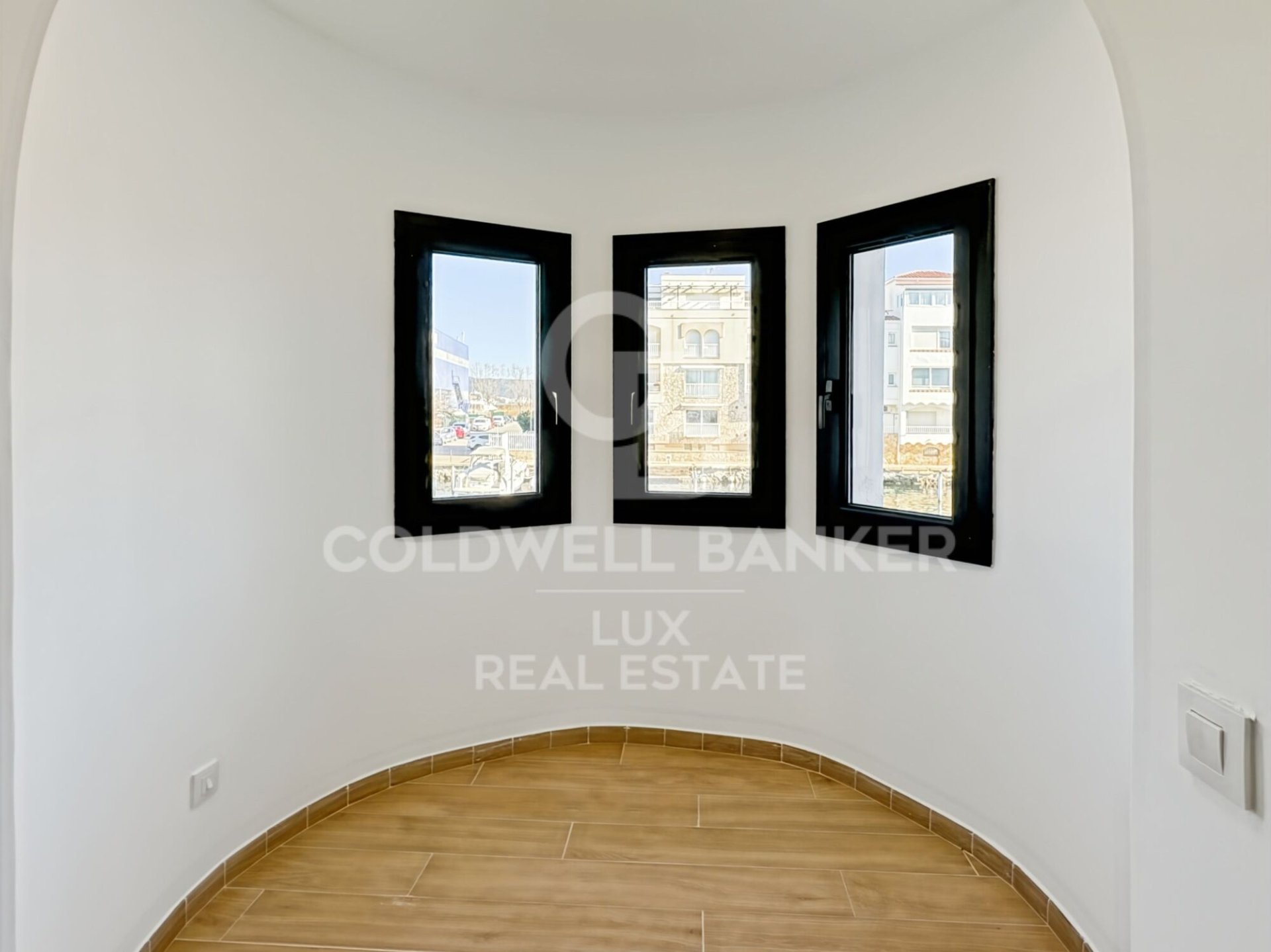Hus i Empuriabrava, Girona, Spanien 4 sovrum, 189 kvm. Nr. 159560