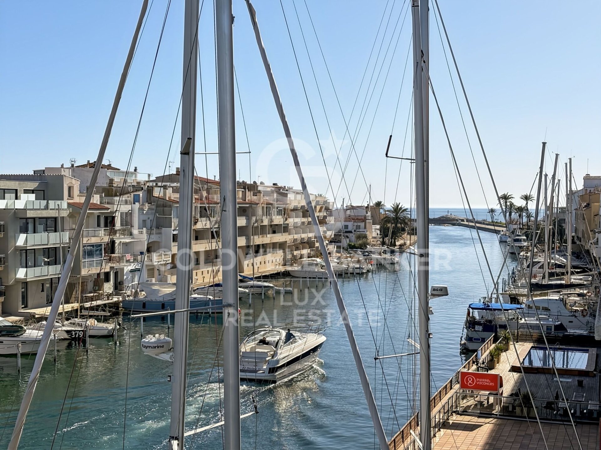Hus i Empuriabrava, Girona, Spanien 4 sovrum, 189 kvm. Nr. 159560