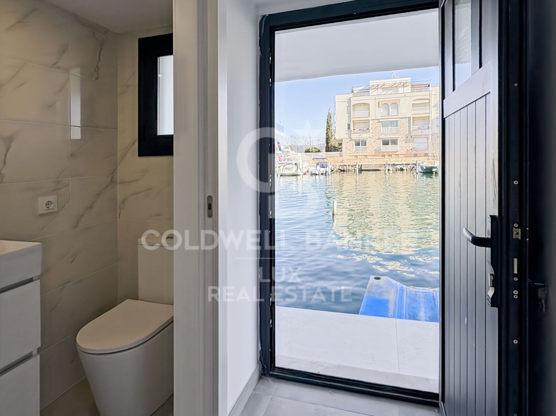 Hus i Empuriabrava, Girona, Spanien 4 sovrum, 189 kvm. Nr. 159560