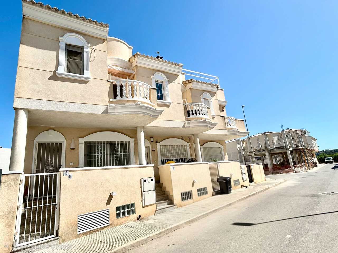 Kaupunkipientalo Daya Vieja, Alicante, Espanja 4 makuuhuonetta, 207 m2 No. 196004