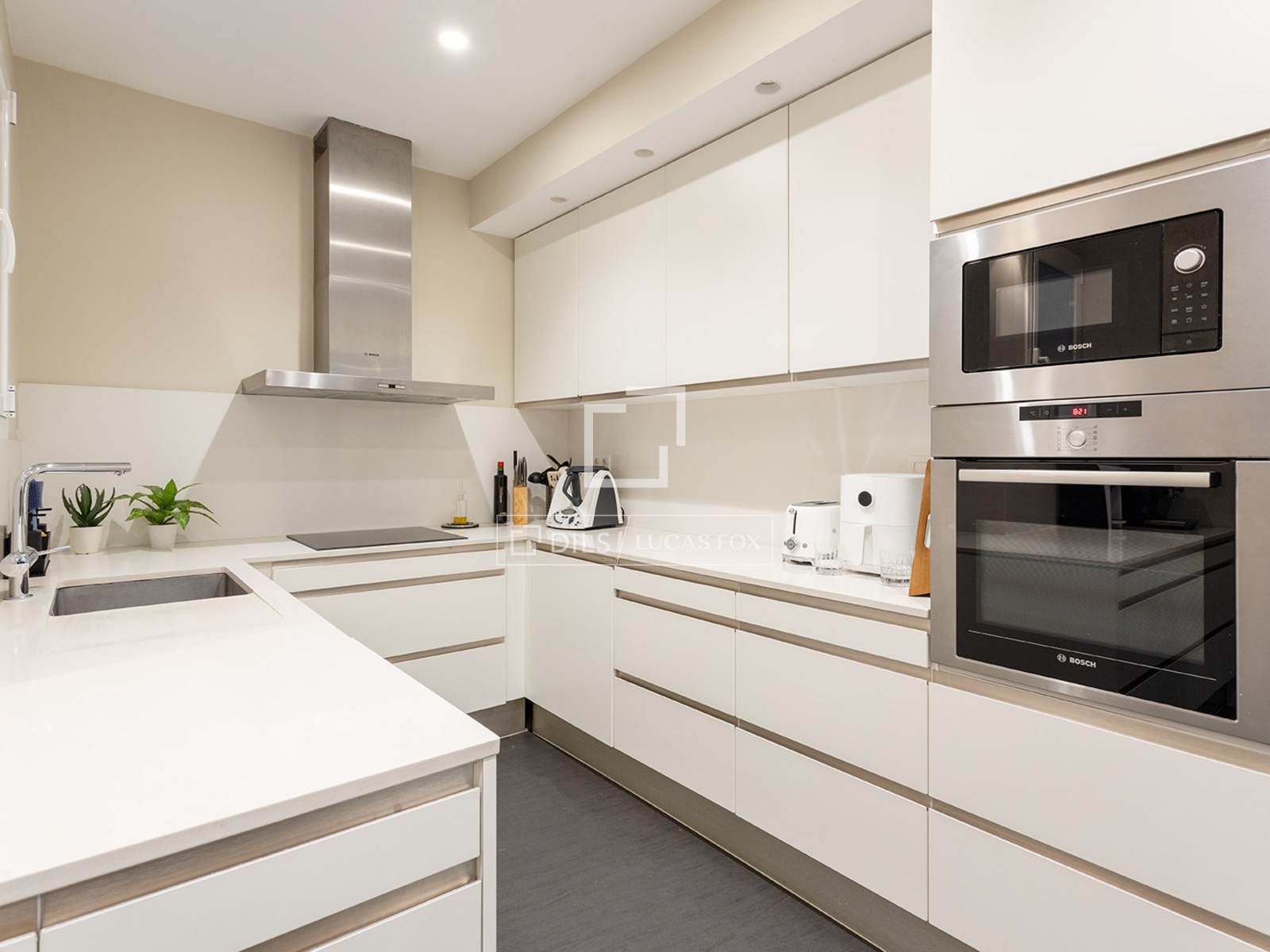 Apartment in Barcelona, Spain 3 bedrooms, 150 sq.m. No. 192636