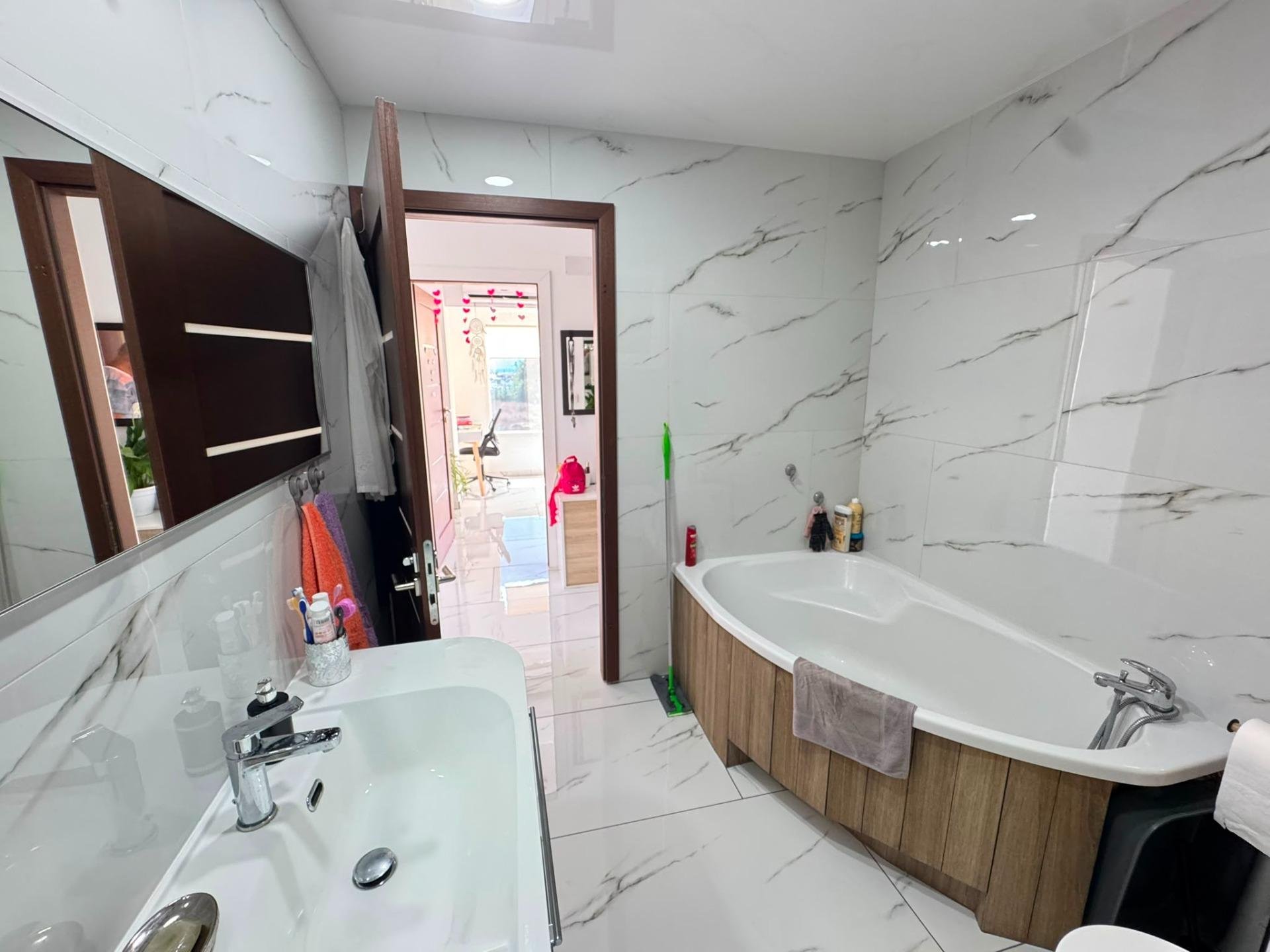 Apartamento en Torrevieja, Alicante, España 2 dormitorios, 81 m2 No. 193141