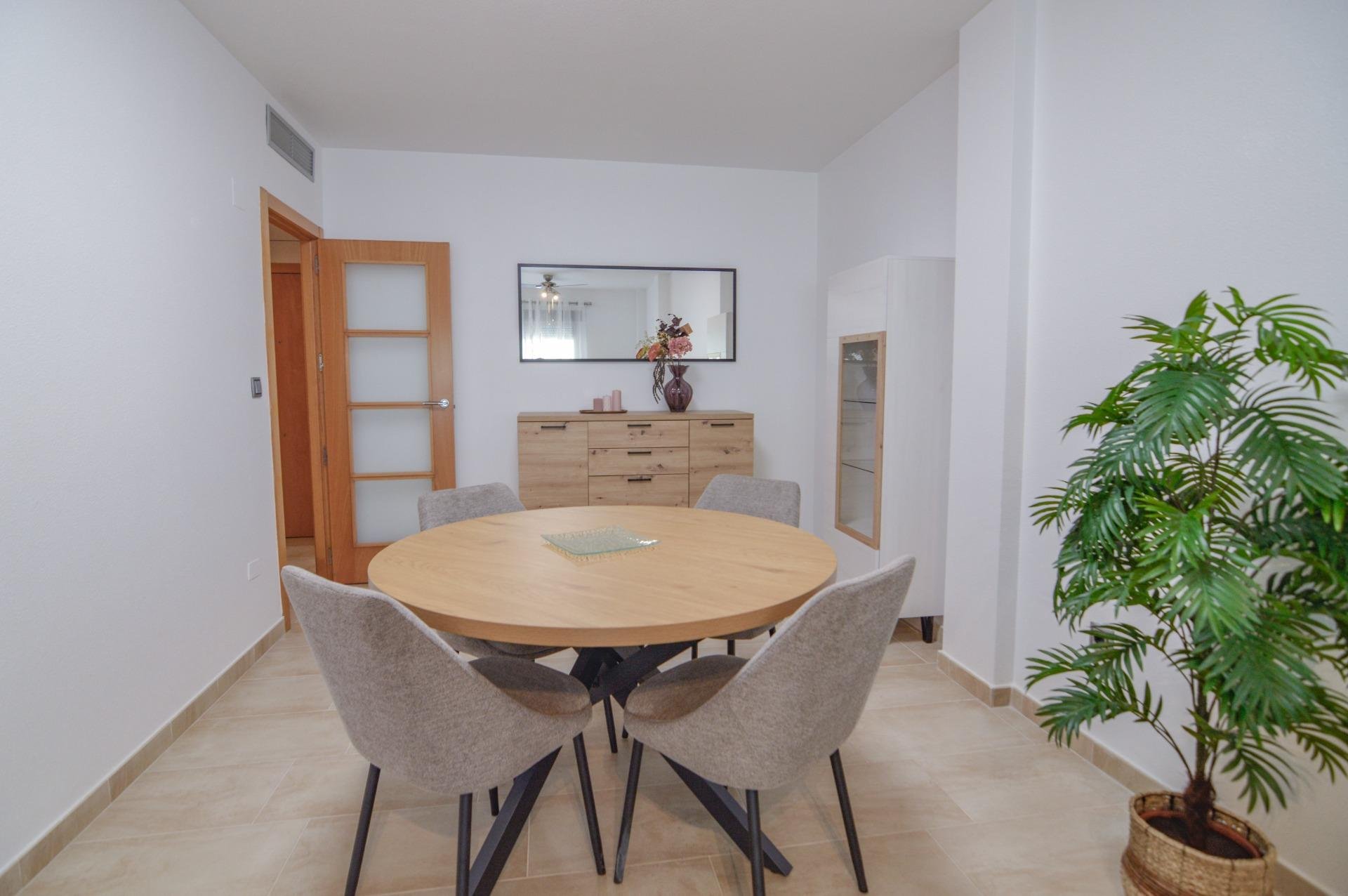 Apartamento en Torrevieja, Alicante, España 2 dormitorios, 75 m2 No. 193137