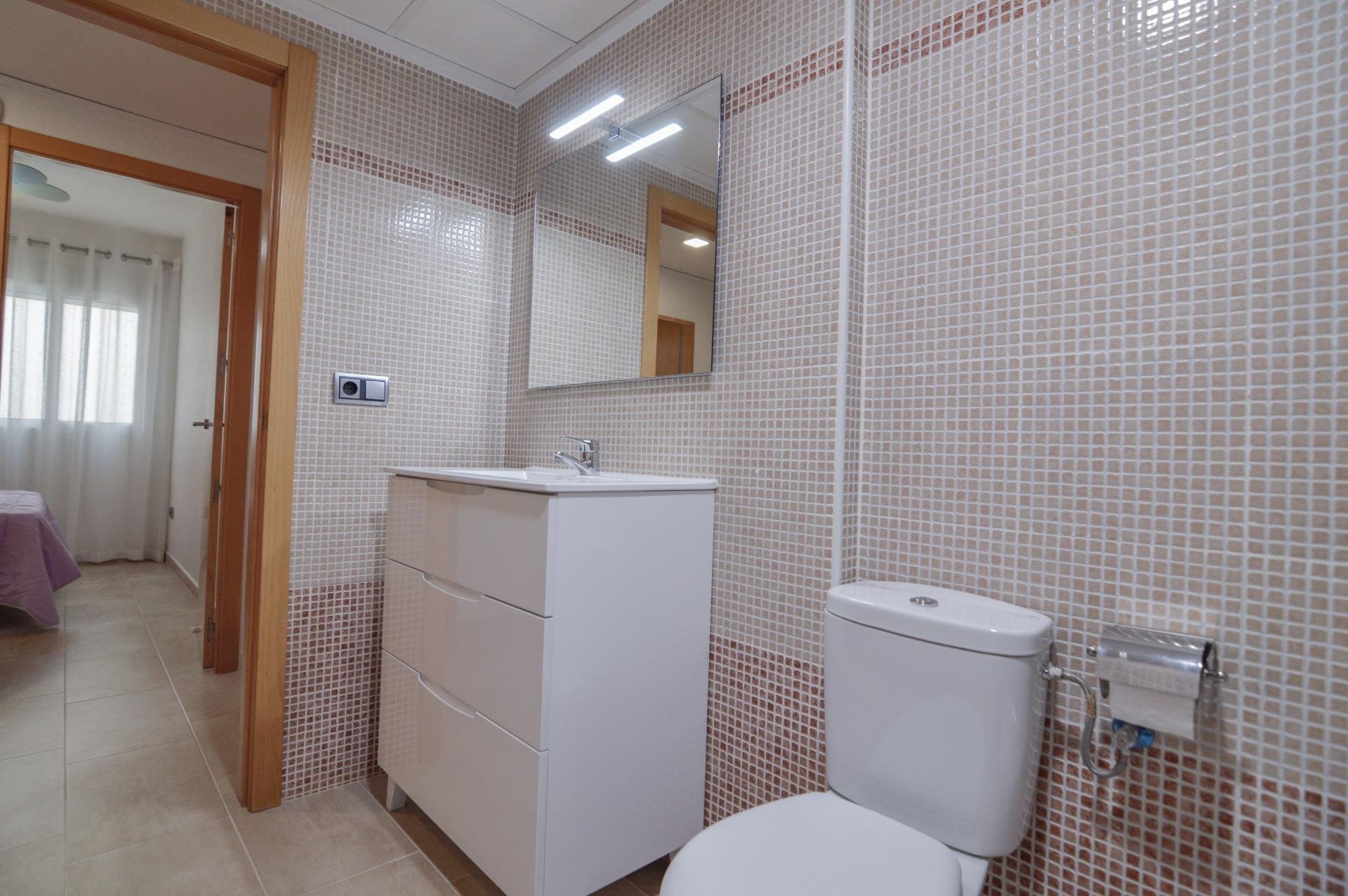 Apartamento en Torrevieja, Alicante, España 2 dormitorios, 75 m2 No. 193137