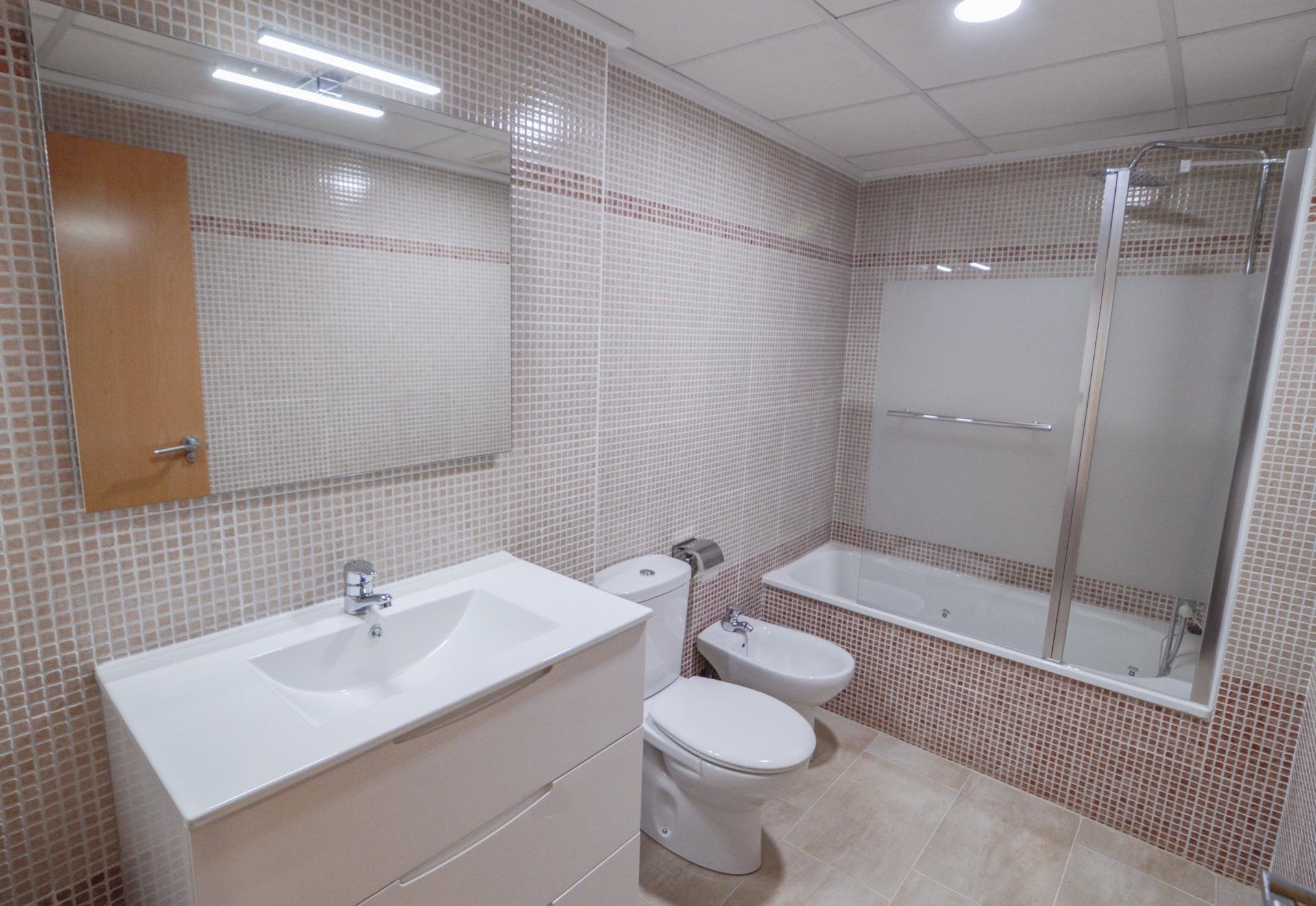 Apartamento en Torrevieja, Alicante, España 2 dormitorios, 75 m2 No. 193137