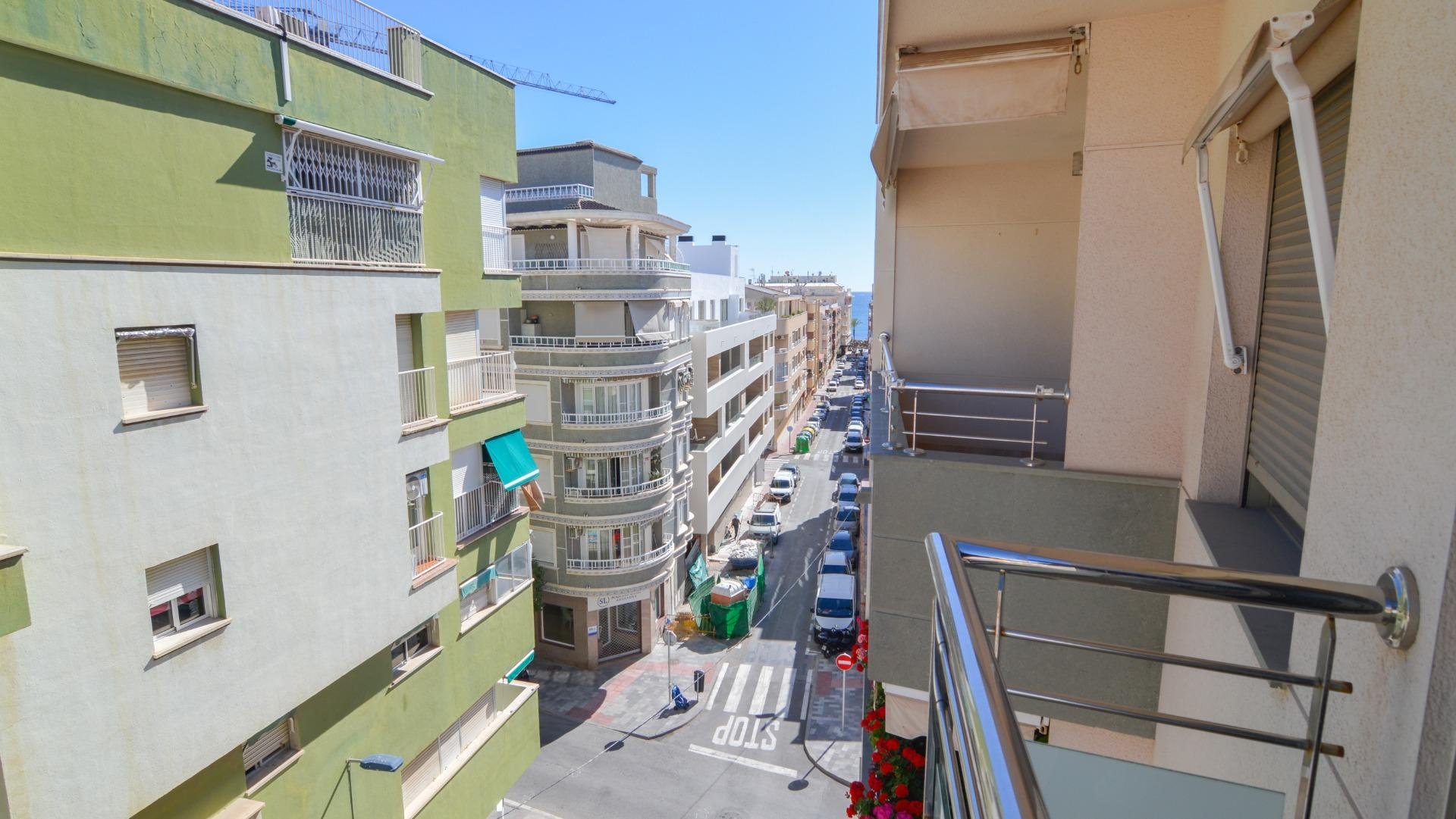 Apartamento en Torrevieja, Alicante, España 2 dormitorios, 75 m2 No. 193137