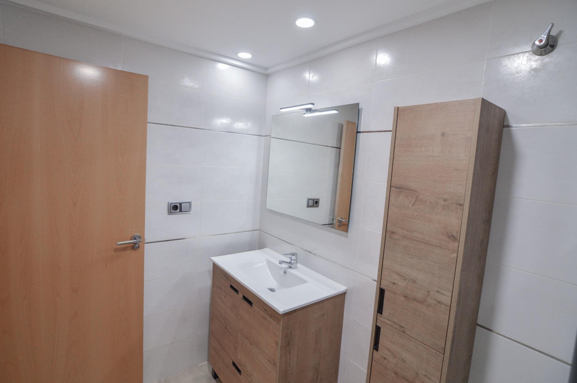 Apartamento en Torrevieja, Alicante, España 2 dormitorios, 75 m2 No. 193137