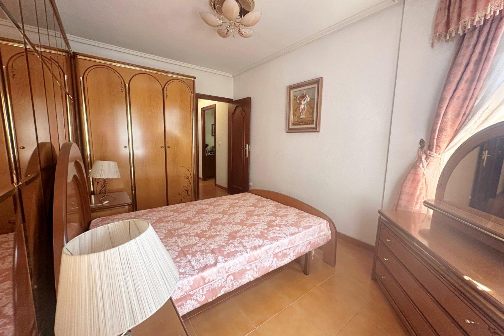 Apartamento en Torrevieja, Alicante, España 4 dormitorios, 130 m2 No. 190577