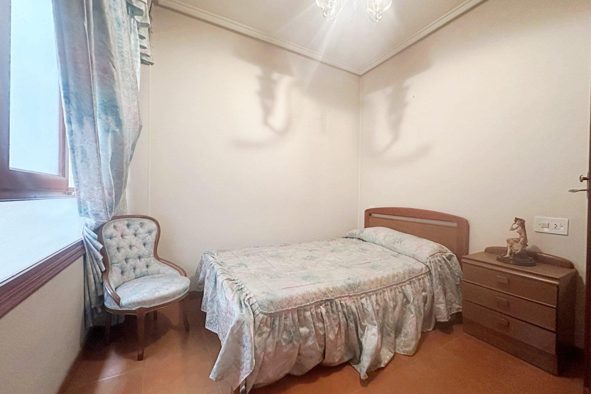 Apartamento en Torrevieja, Alicante, España 4 dormitorios, 130 m2 No. 190577