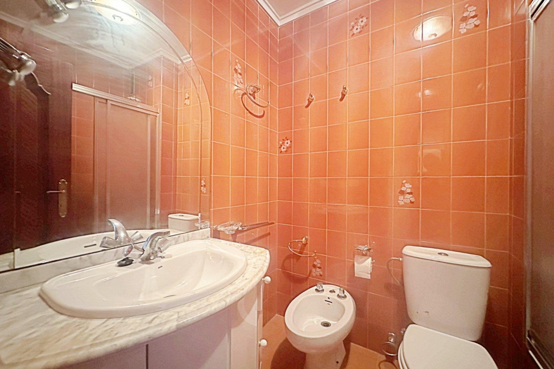 Apartamento en Torrevieja, Alicante, España 4 dormitorios, 130 m2 No. 190577