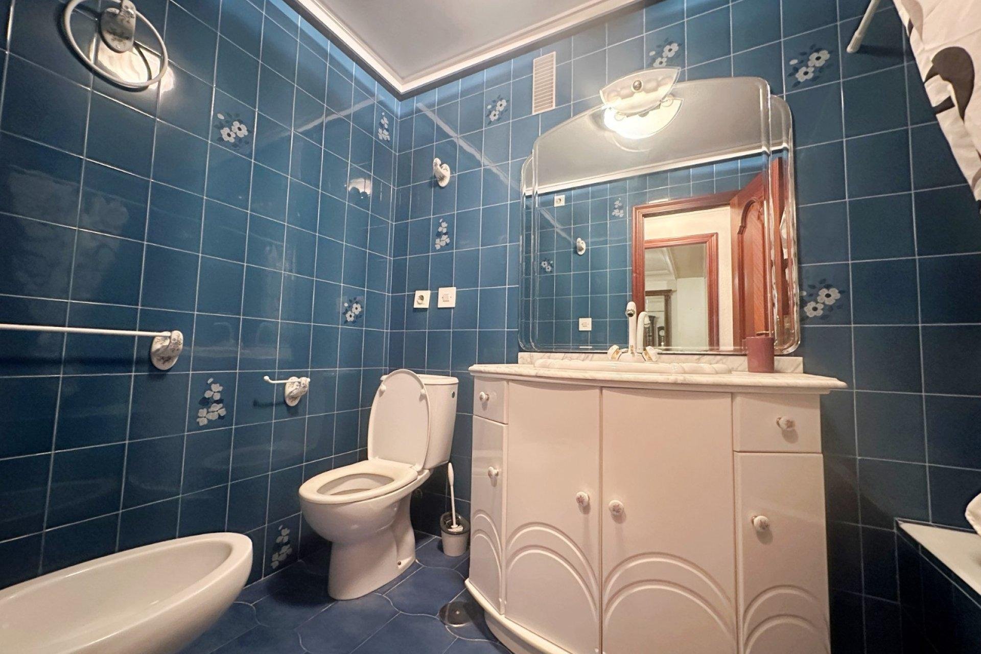 Apartamento en Torrevieja, Alicante, España 4 dormitorios, 130 m2 No. 190577