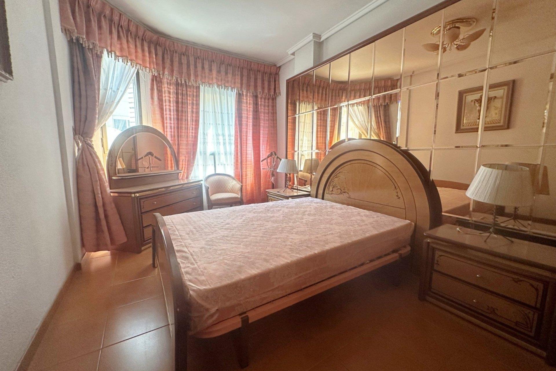 Apartamento en Torrevieja, Alicante, España 4 dormitorios, 130 m2 No. 190577
