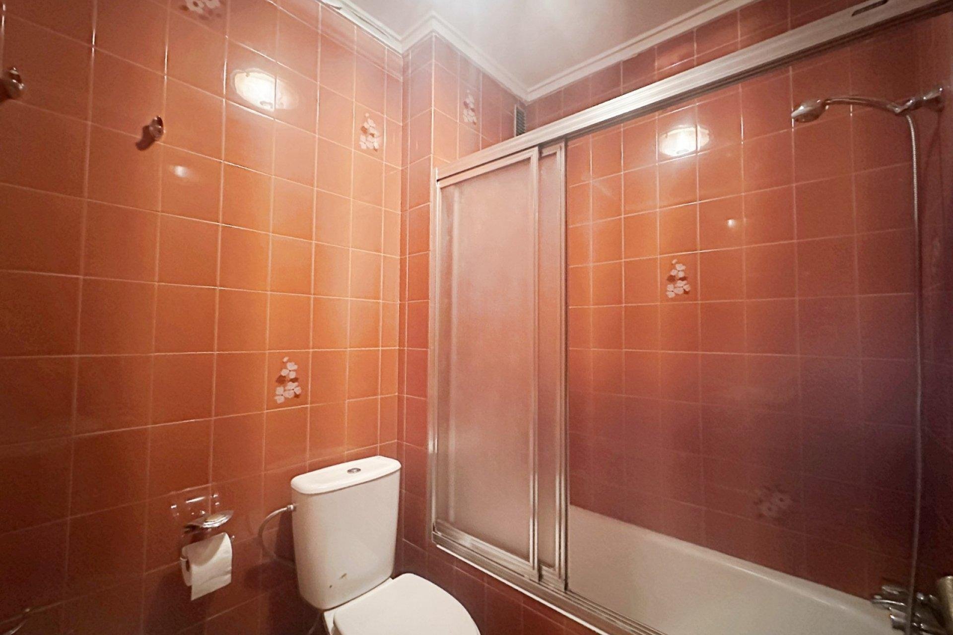 Apartamento en Torrevieja, Alicante, España 4 dormitorios, 130 m2 No. 190577