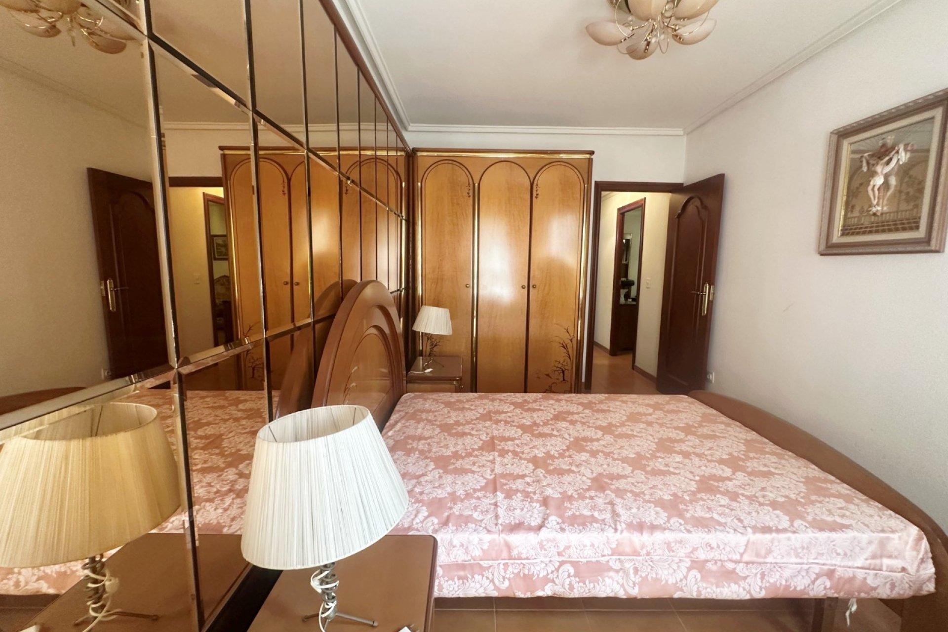 Apartamento en Torrevieja, Alicante, España 4 dormitorios, 130 m2 No. 190577