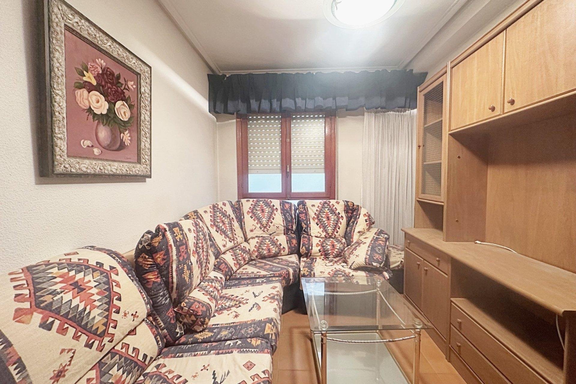 Apartamento en Torrevieja, Alicante, España 4 dormitorios, 130 m2 No. 190577