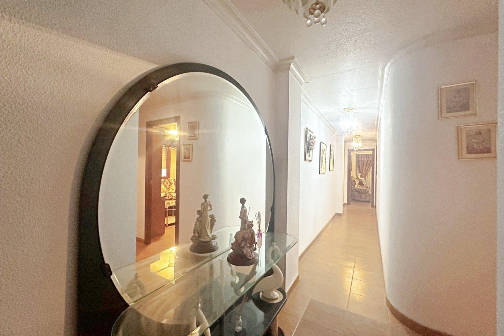 Apartamento en Torrevieja, Alicante, España 4 dormitorios, 130 m2 No. 190577
