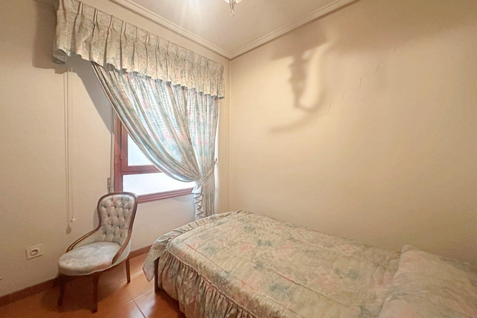 Apartamento en Torrevieja, Alicante, España 4 dormitorios, 130 m2 No. 190577