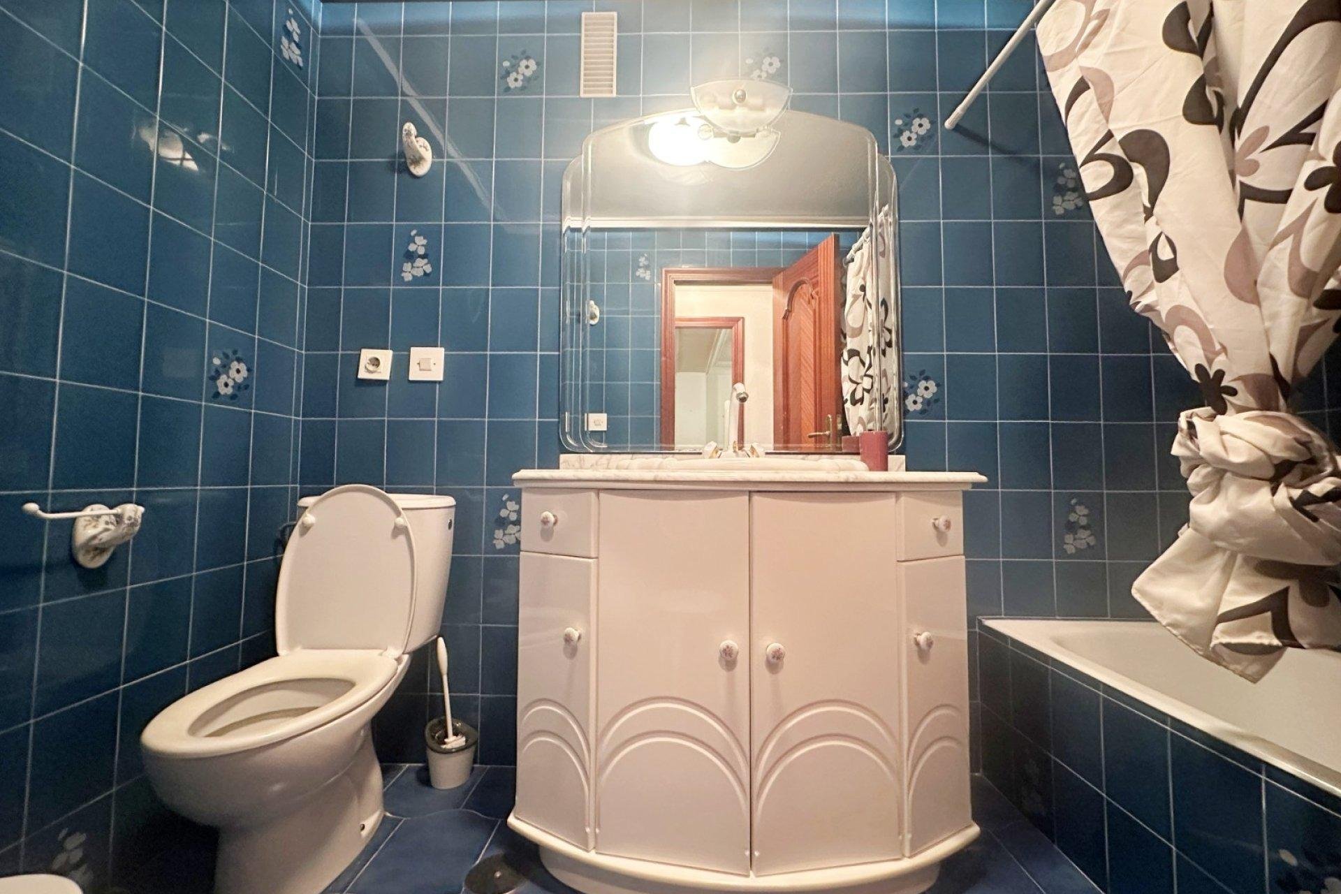 Apartamento en Torrevieja, Alicante, España 4 dormitorios, 130 m2 No. 190577