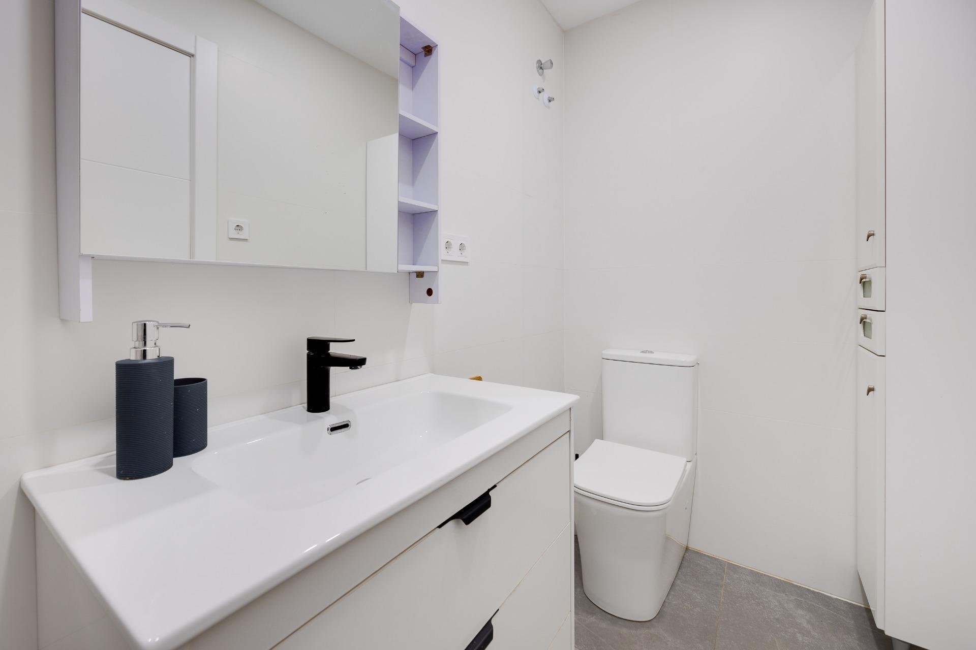 Apartment in Torrevieja, Alicante, Spain 2 bedrooms, 67 sq.m. No. 190579