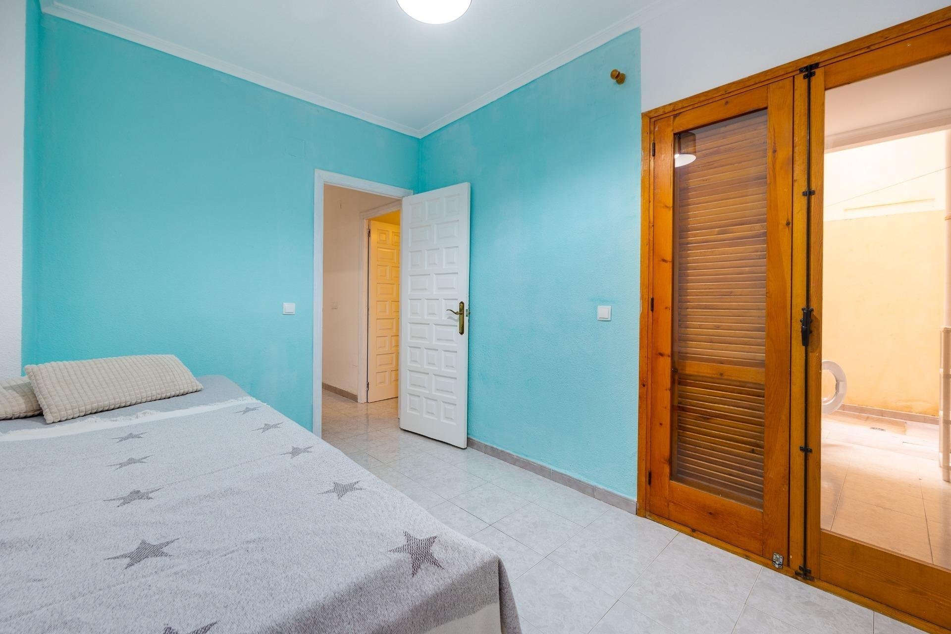 Apartment in Torrevieja, Alicante, Spain 2 bedrooms, 67 sq.m. No. 190579