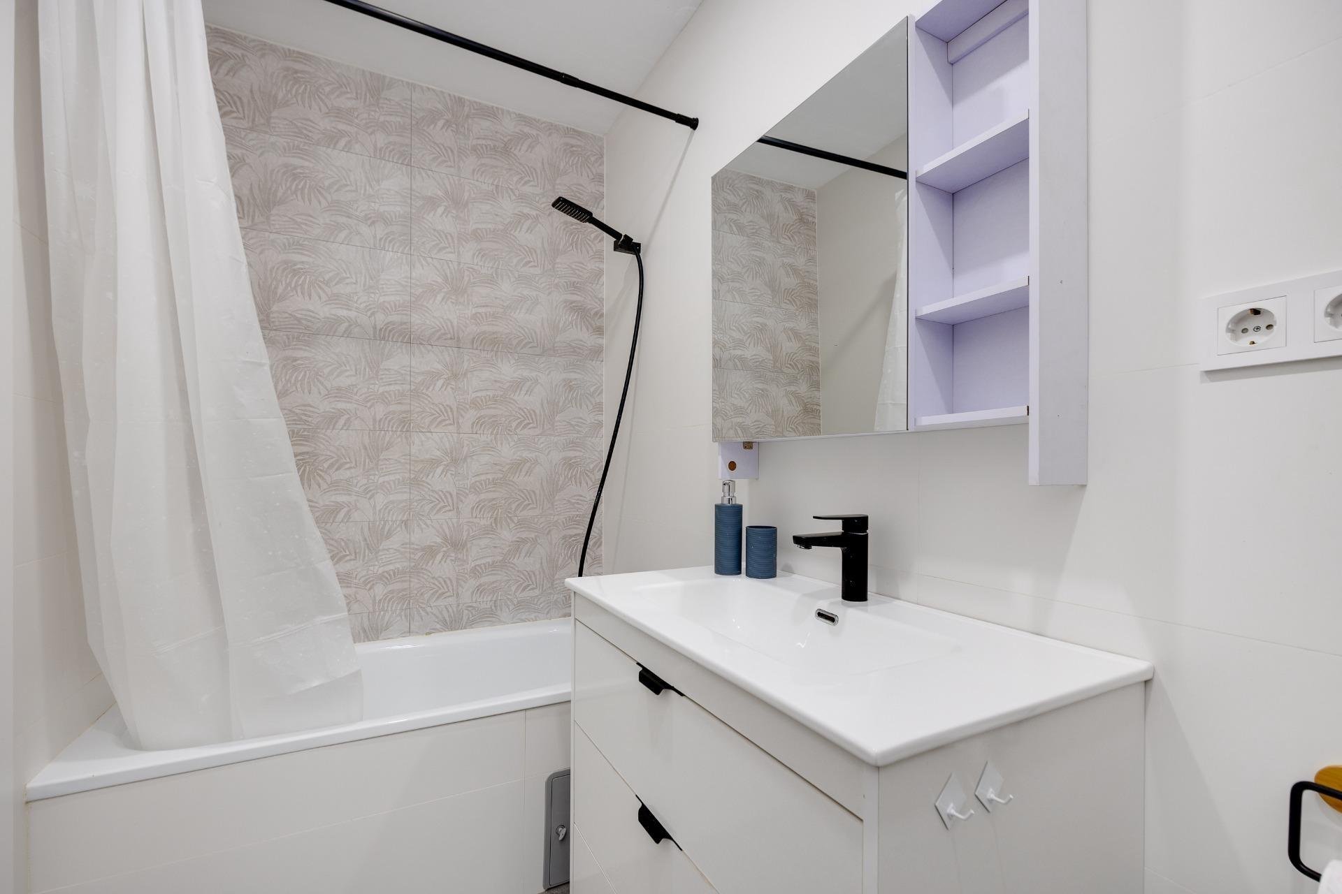 Apartment in Torrevieja, Alicante, Spain 2 bedrooms, 67 sq.m. No. 190579
