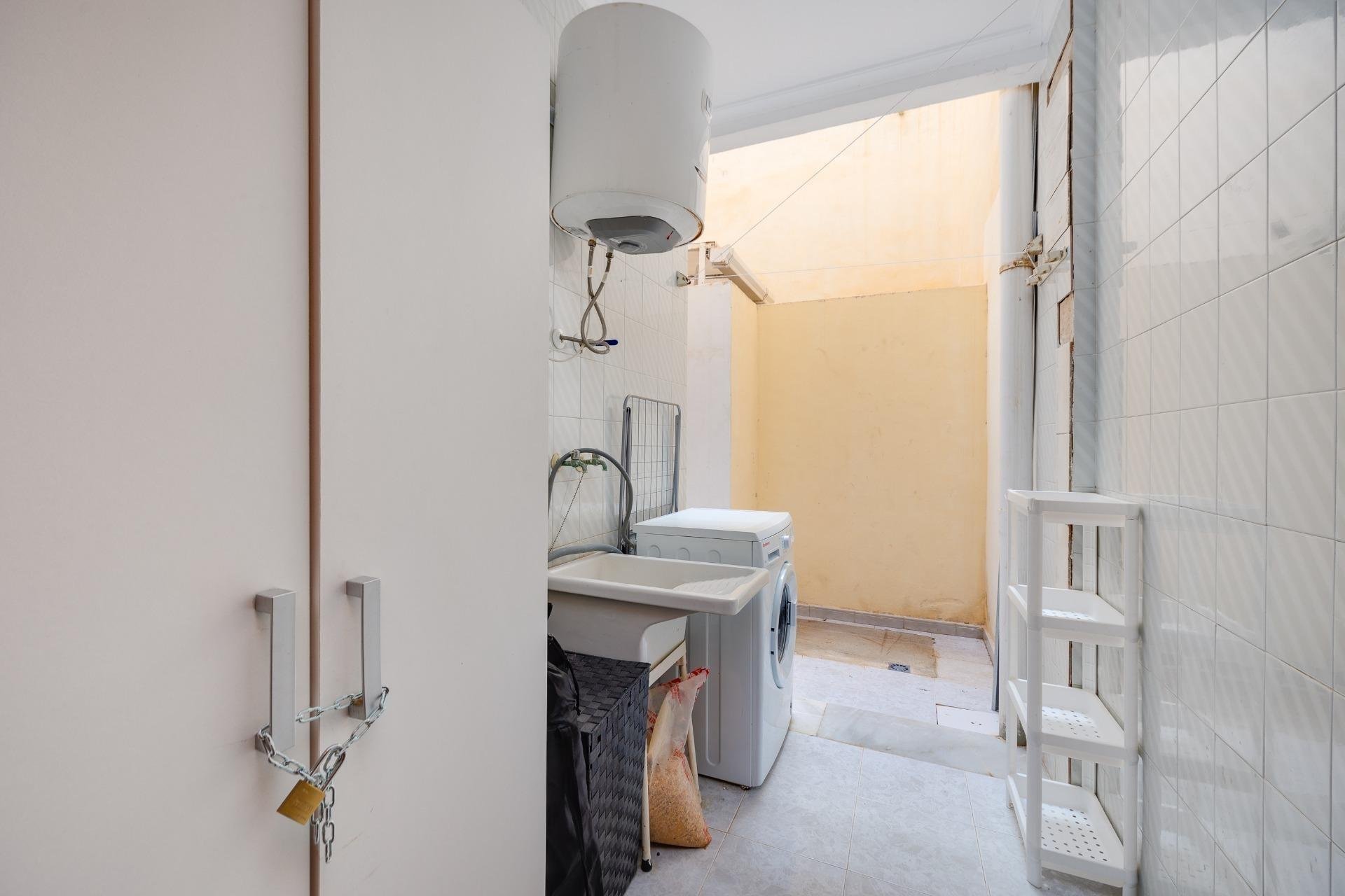 Apartment in Torrevieja, Alicante, Spain 2 bedrooms, 67 sq.m. No. 190579