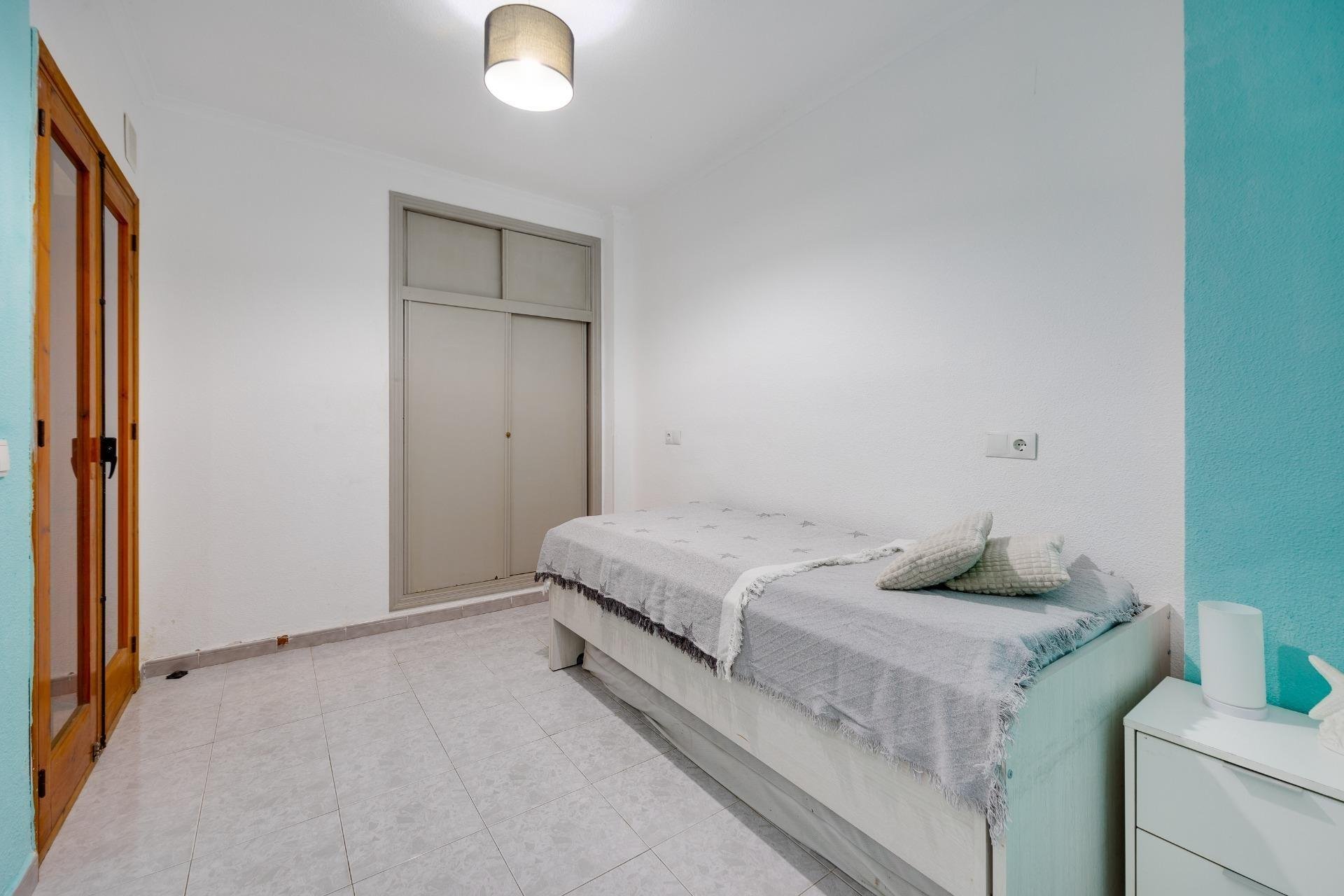 Apartment in Torrevieja, Alicante, Spain 2 bedrooms, 67 sq.m. No. 190579