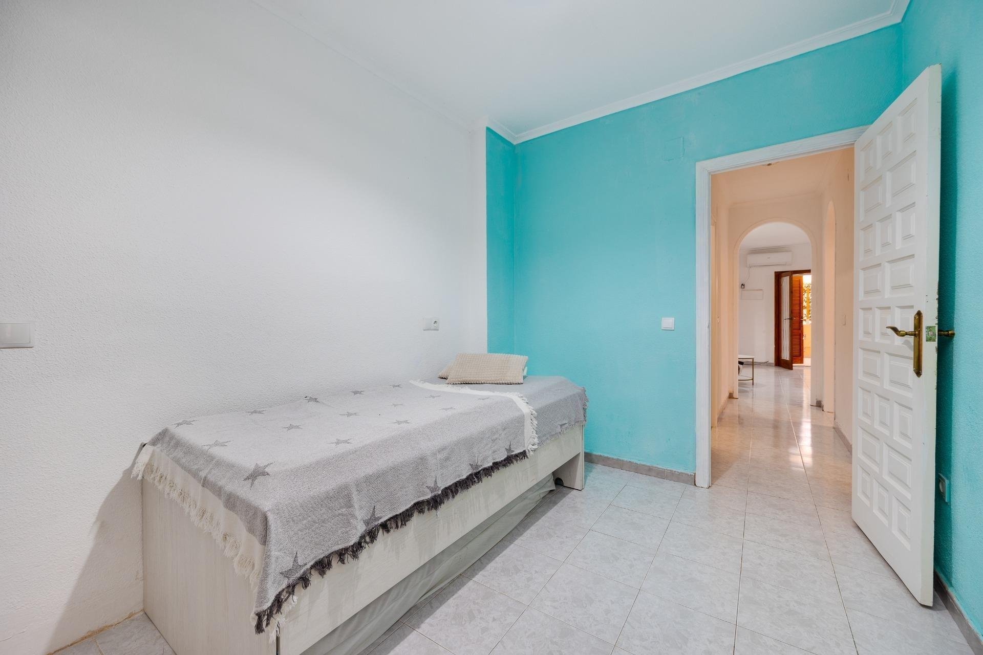 Apartment in Torrevieja, Alicante, Spain 2 bedrooms, 67 sq.m. No. 190579