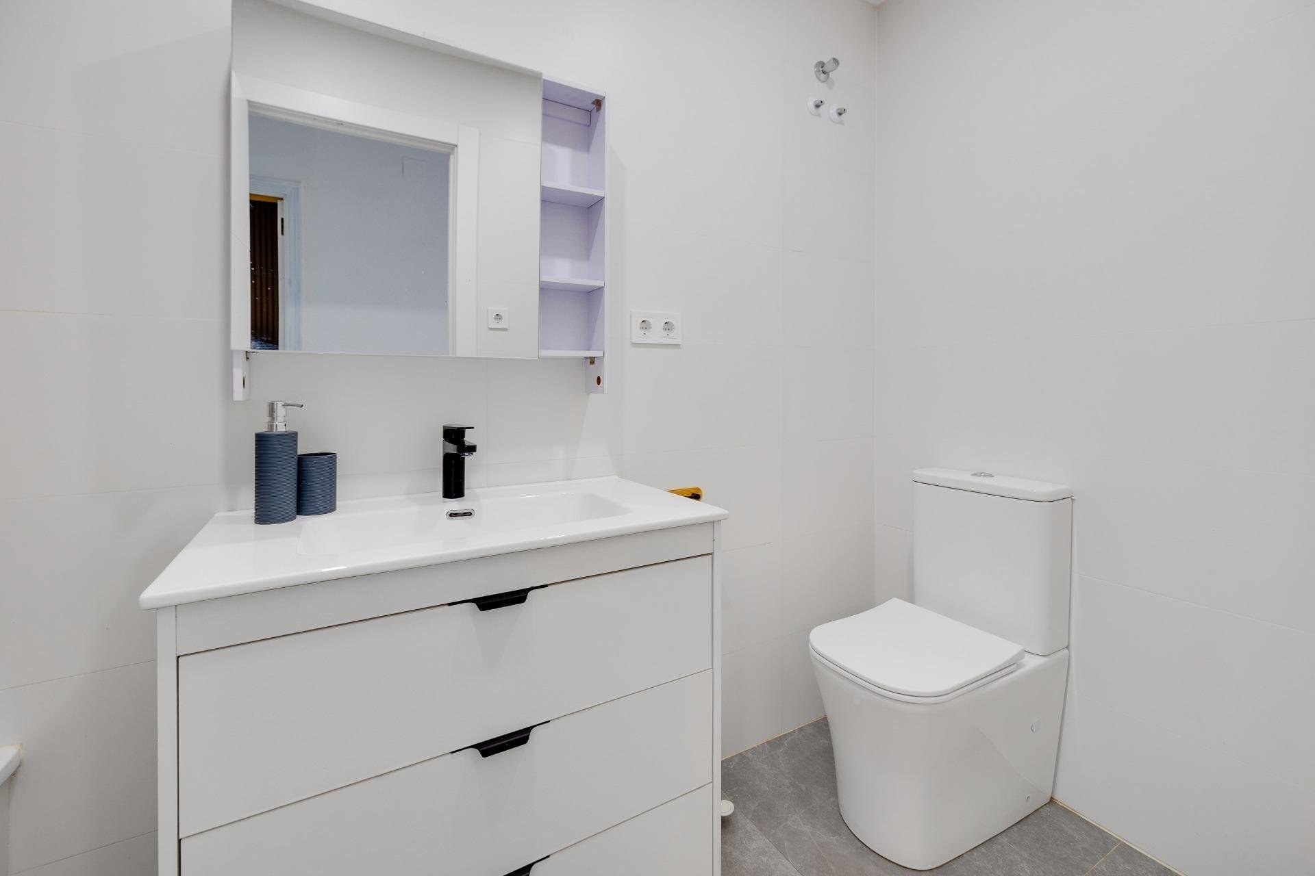 Apartment in Torrevieja, Alicante, Spain 2 bedrooms, 67 sq.m. No. 190579