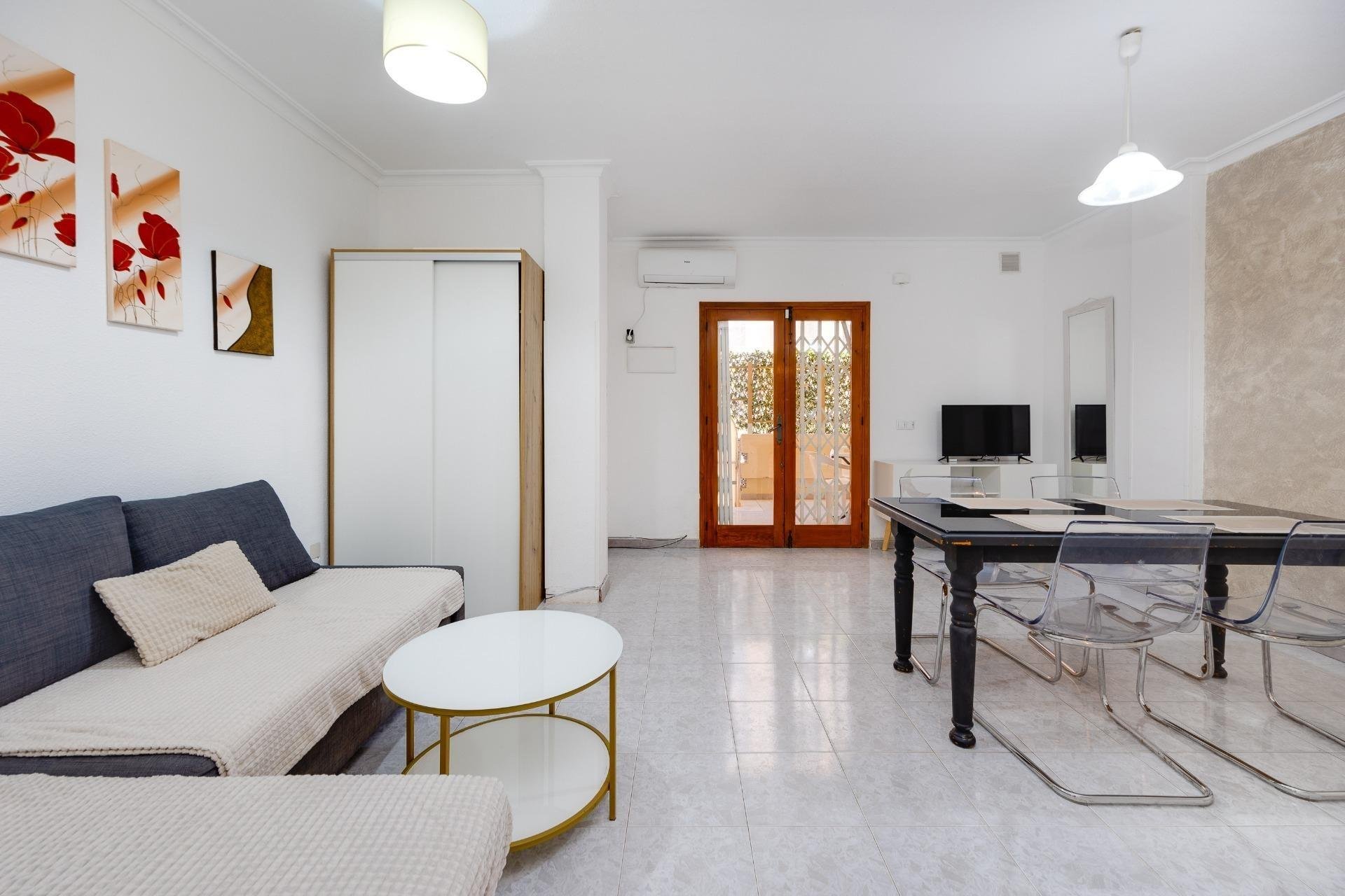 Apartment in Torrevieja, Alicante, Spain 2 bedrooms, 67 sq.m. No. 190579