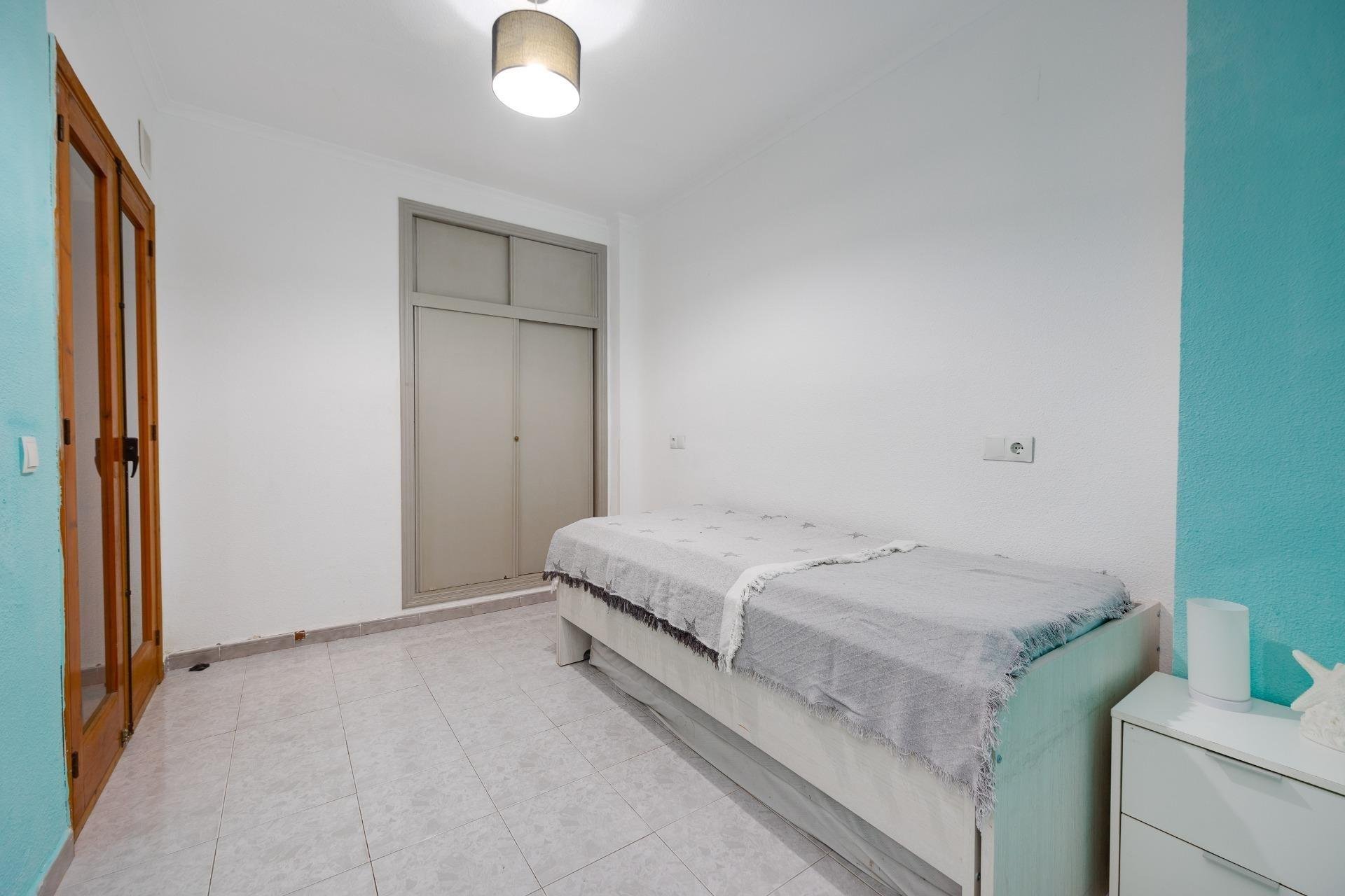 Apartment in Torrevieja, Alicante, Spain 2 bedrooms, 67 sq.m. No. 190579