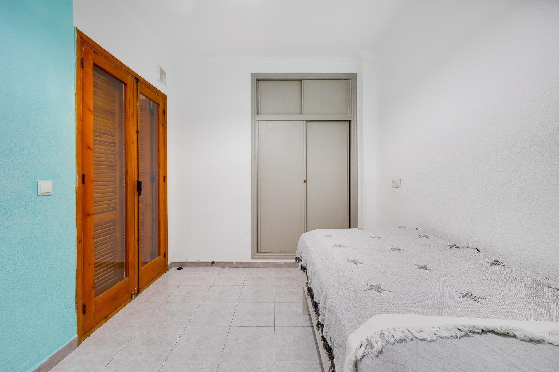 Apartment in Torrevieja, Alicante, Spain 2 bedrooms, 67 sq.m. No. 190579
