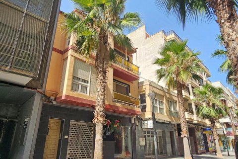Commercial property in Torrevieja, Alicante, Spain 7 bedrooms, 466 sq.m. No. 191810