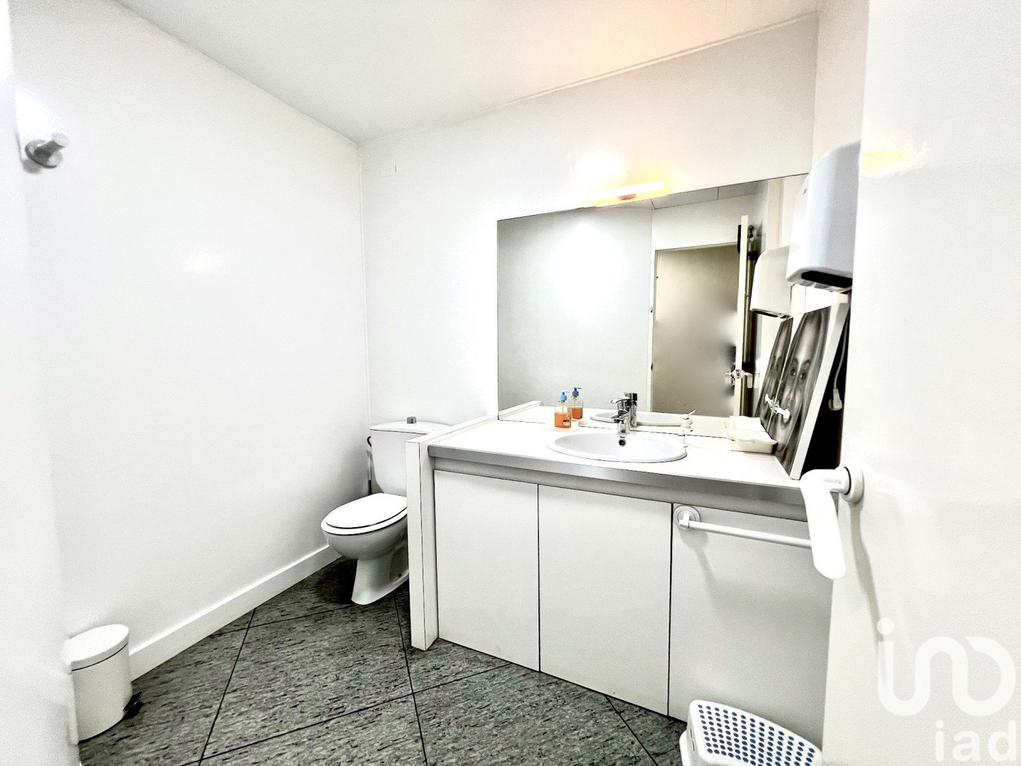 Commercial property in Barcelona, Spain 1 bedroom, 184 sq.m. No. 188472