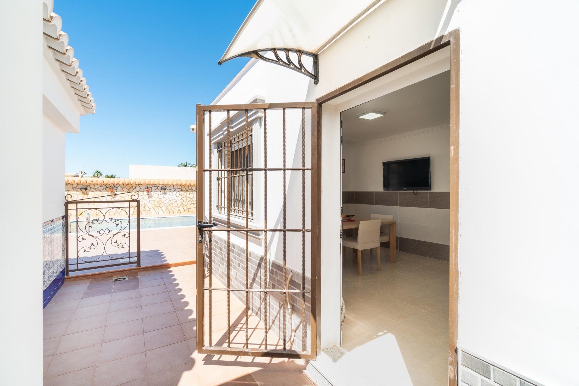 Villa à Torrevieja, Alicante, Espagne 4 chambres, 159 m2 No. 189434